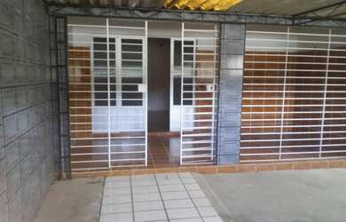 Imagem: A casa possui 4 Dormitórios, 2 Banheiros, 2 Vagas na garagem