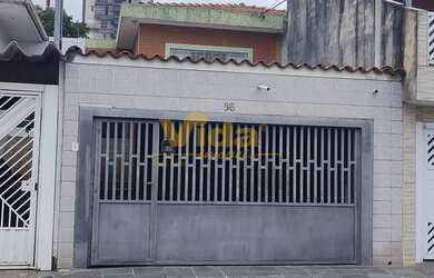 Imagem: A casa possui 3 Dormitórios, 1 Banheiro, 2 Vagas na garagem