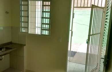 Imagem: A casa possui 1 Dormitório, 1 Banheiro, 1 Vaga na garagem e