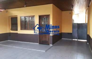 Imagem: A casa possui 3 Dormitórios, 2 Banheiros, 2 Vagas na garagem