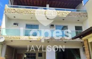 Imagem: A casa possui 3 Dormitórios, 2 Banheiros, 4 Vagas na garagem