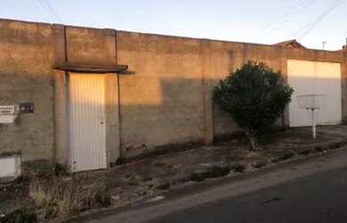 Imagem: A casa possui 2 Dormitórios, 1 Banheiro e 4 Vagas na garagem