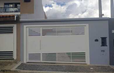 Imagem: A casa possui 3 Dormitórios, 2 Banheiros, 2 Vagas na garagem