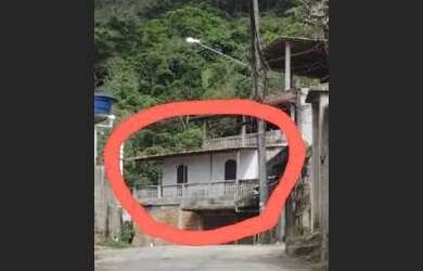 Imagem: A casa possui 3 Dormitórios, 1 Banheiro, 180m² de Área e