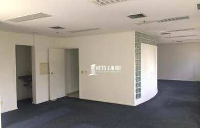 Imagem: O depósito possui 5 Vagas na garagem e 210m² de Área e está