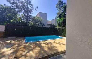 Imagem: A casa em condomínio possui 4 Dormitórios, 4 Banheiros, 4