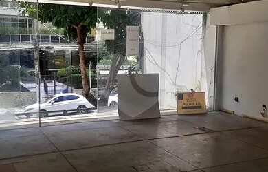 Imagem: A casa possui 1 Dormitório, 4 Banheiros, 3 Vagas na garagem