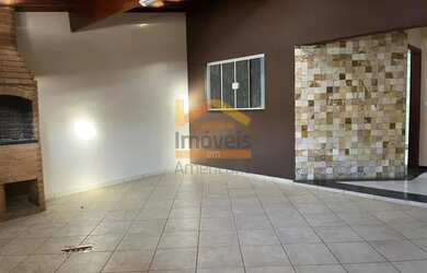 Imagem: A casa possui 3 Dormitórios, 2 Banheiros, 2 Vagas na garagem