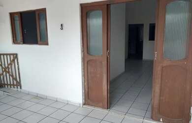 Imagem: A casa possui 3 Dormitórios, 1 Banheiro e está localizado