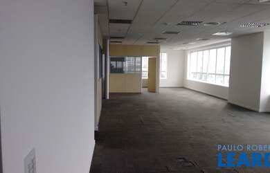 Imagem: O depósito possui 4 Vagas na garagem, 136m² de Área e está