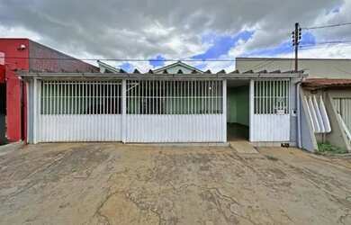 Imagem: A casa possui 3 Dormitórios, 1 Banheiro, 2 Vagas na garagem