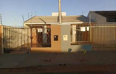 Imagem: A casa possui 2 Dormitórios, 1 Banheiro, 2 Vagas na garagem