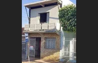 Imagem: A casa possui 3 Dormitórios, 2 Banheiros, 1 Vaga na garagem