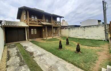 Imagem: A casa possui 2 Dormitórios, 1 Banheiro, 4 Vagas na garagem