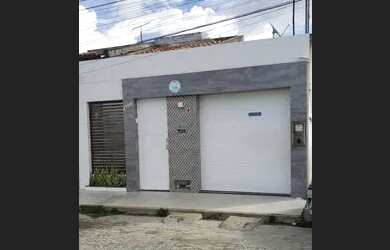 Imagem: A casa possui 3 Dormitórios, 2 Banheiros, 1 Vaga na garagem