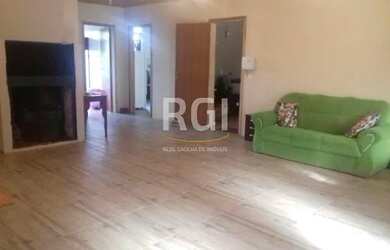 Imagem: A casa possui 1 Dormitório, 1 Banheiro, 1 Vaga na garagem