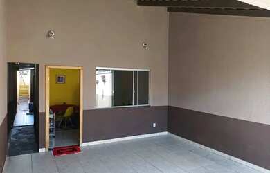 Imagem: A casa possui 2 Dormitórios, 1 Banheiro, 1 Vaga na garagem