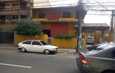 Imagem: A casa possui 5 Dormitórios, 3 Banheiros, 4 Vagas na garagem