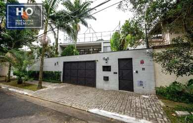 Imagem: A casa possui 5 Dormitórios, 3 Banheiros, 5 Vagas na garagem