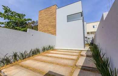 Imagem: A casa possui 3 Dormitórios, 3 Banheiros, 2 Vagas na garagem