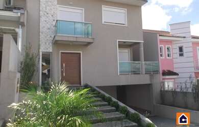 Imagem: A casa possui 4 Dormitórios, 5 Banheiros, 4 Vagas na garagem