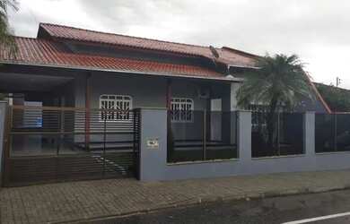 Imagem: A casa possui 3 Dormitórios, 2 Banheiros, 3 Vagas na garagem