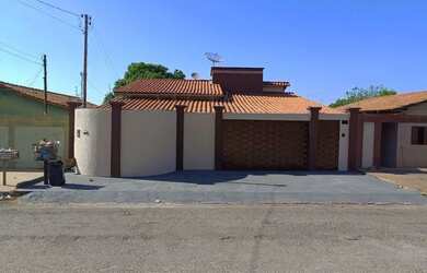 Imagem: A casa possui 3 Dormitórios, 3 Banheiros, 5 Vagas na garagem