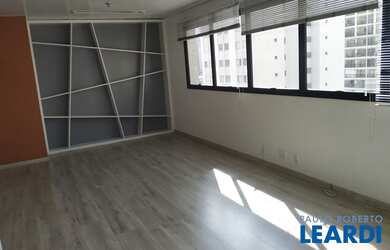 Imagem: O depósito possui 1 Vaga na garagem e 36m² de Área e está