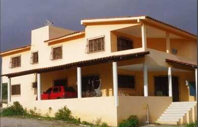 Imagem: A casa possui 4 Dormitórios, 3 Banheiros, 4 Vagas na garagem