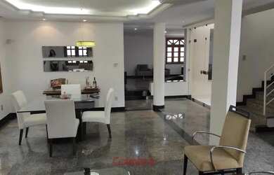 Imagem: A casa possui 2 Dormitórios, 4 Banheiros, 2 Vagas na garagem