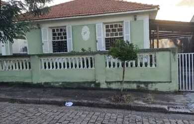 Imagem: A casa possui 3 Dormitórios, 2 Banheiros, 5 Vagas na garagem