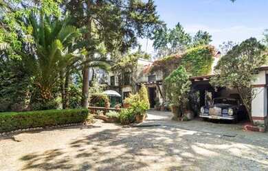 Imagem: A casa possui 5 Dormitórios, 5 Banheiros, 5 Vagas na garagem