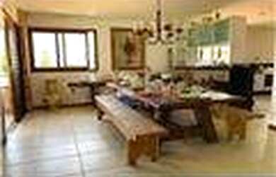 Imagem: A casa possui 4 Dormitórios, 4 Banheiros, 2 Vagas na garagem