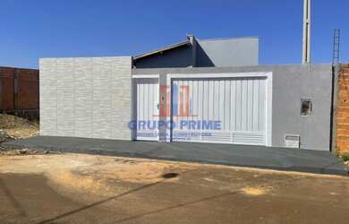 Imagem: A casa possui 3 Dormitórios, 2 Banheiros, 2 Vagas na garagem