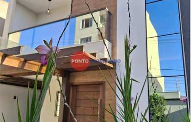 Imagem: A casa possui 4 Dormitórios, 3 Banheiros, 2 Vagas na garagem