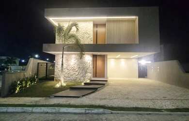 Imagem: A casa possui 4 Dormitórios, 5 Banheiros, 2 Vagas na garagem