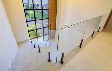 Imagem: A casa em condomínio possui 4 Dormitórios, 5 Banheiros, 4