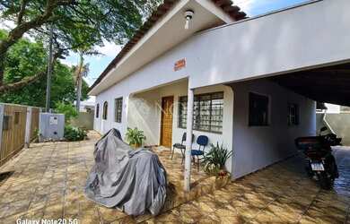 Imagem: A casa possui 4 Dormitórios, 4 Banheiros, 3 Vagas na garagem