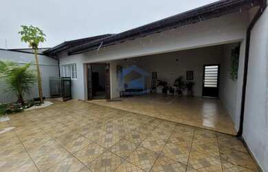 Imagem: A casa possui 3 Dormitórios, 3 Banheiros, 4 Vagas na garagem