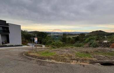 Imagem: O terreno e possui Dormitórios, Suítes, Banheiros, 220-0m²
