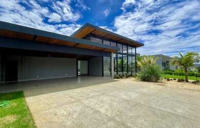 Imagem: A casa em condomínio possui 4 Dormitórios, 5 Banheiros, 5