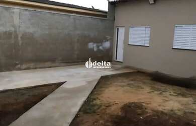 Imagem: A casa possui 2 Dormitórios, 1 Banheiro, 2 Vagas na garagem