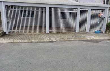 Imagem: A casa possui 3 Dormitórios, 2 Banheiros, 2 Vagas na garagem