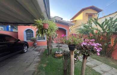 Imagem: A casa possui 3 Dormitórios, 3 Banheiros, 3 Vagas na garagem