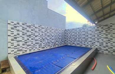 Imagem: A casa possui 3 Dormitórios, 2 Banheiros, 2 Vagas na garagem