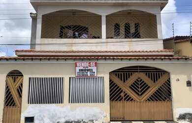 Imagem: A casa possui 3 Dormitórios, 2 Banheiros, 1 Vaga na garagem