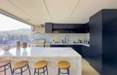 Imagem: A casa em condomínio possui 5 Dormitórios, 5 Banheiros, 5