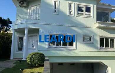 Imagem: A casa em condomínio possui 4 Dormitórios, 5 Banheiros, 4