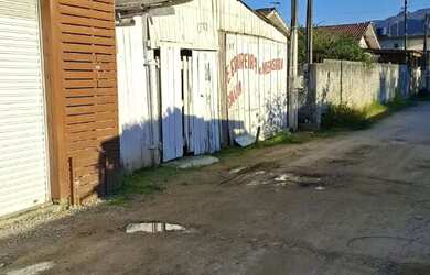 Imagem: A casa possui 3 Dormitórios, 1 Banheiro, 1 Vaga na garagem