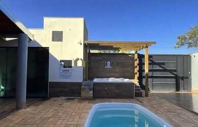 Imagem: A casa possui 1 Dormitório, 3 Banheiros, 3 Vagas na garagem